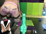 Extremeslut66 mit ihrem xxl-dildo tief in ihrem Arsch